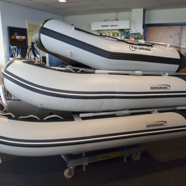 Gestapelde rubberboten Sneek