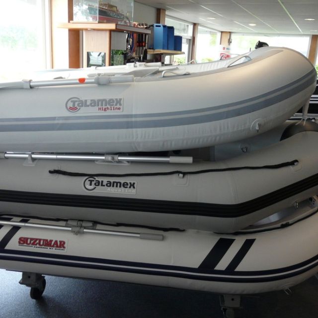 Gestapelde rubberboten